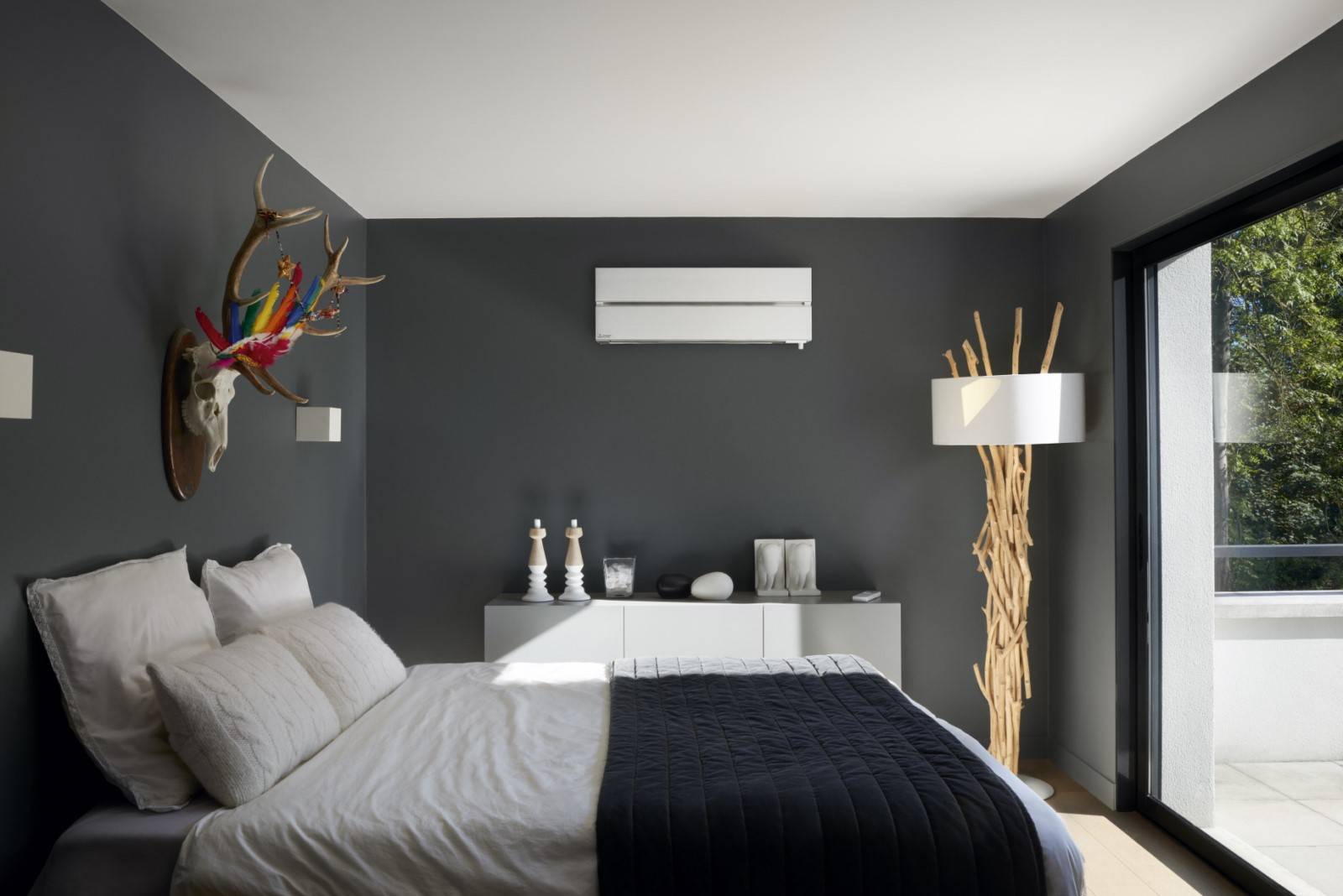 Installation climatisation Mitsubishi Electric blanche murale dans une chambre